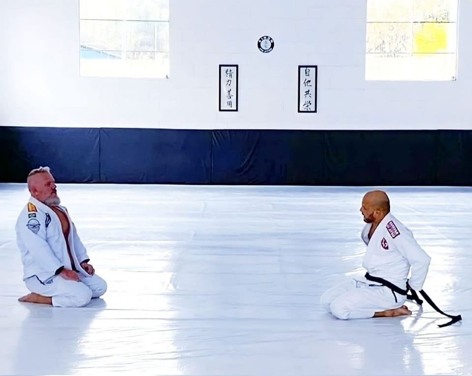 Treinar na sede da Kihon JiuJitsu em 2021 com o Sensei Diego Martins foi uma experiência incrivelmente significativa para mim. Esses treinos diretos com o Sensei, em meio aos desafios pós-pandemia, foram essenciais para minha recuperação física e mental. 