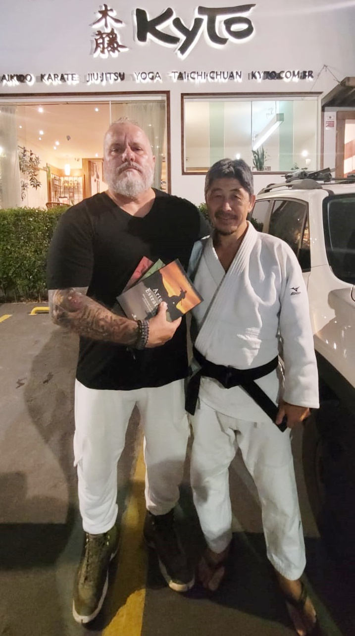 Recebi um presente precioso do Sensei Sumio Tsujimoto, livros autografados que são verdadeiros tesouros de sabedoria e inspiração. Suas obras, como "O Caminho do Guerreiro I e II" e "Arte da Estratégia", não apenas ensinam técnicas de luta, mas também nos conduzem a uma jornada de autoconhecimento e superação.